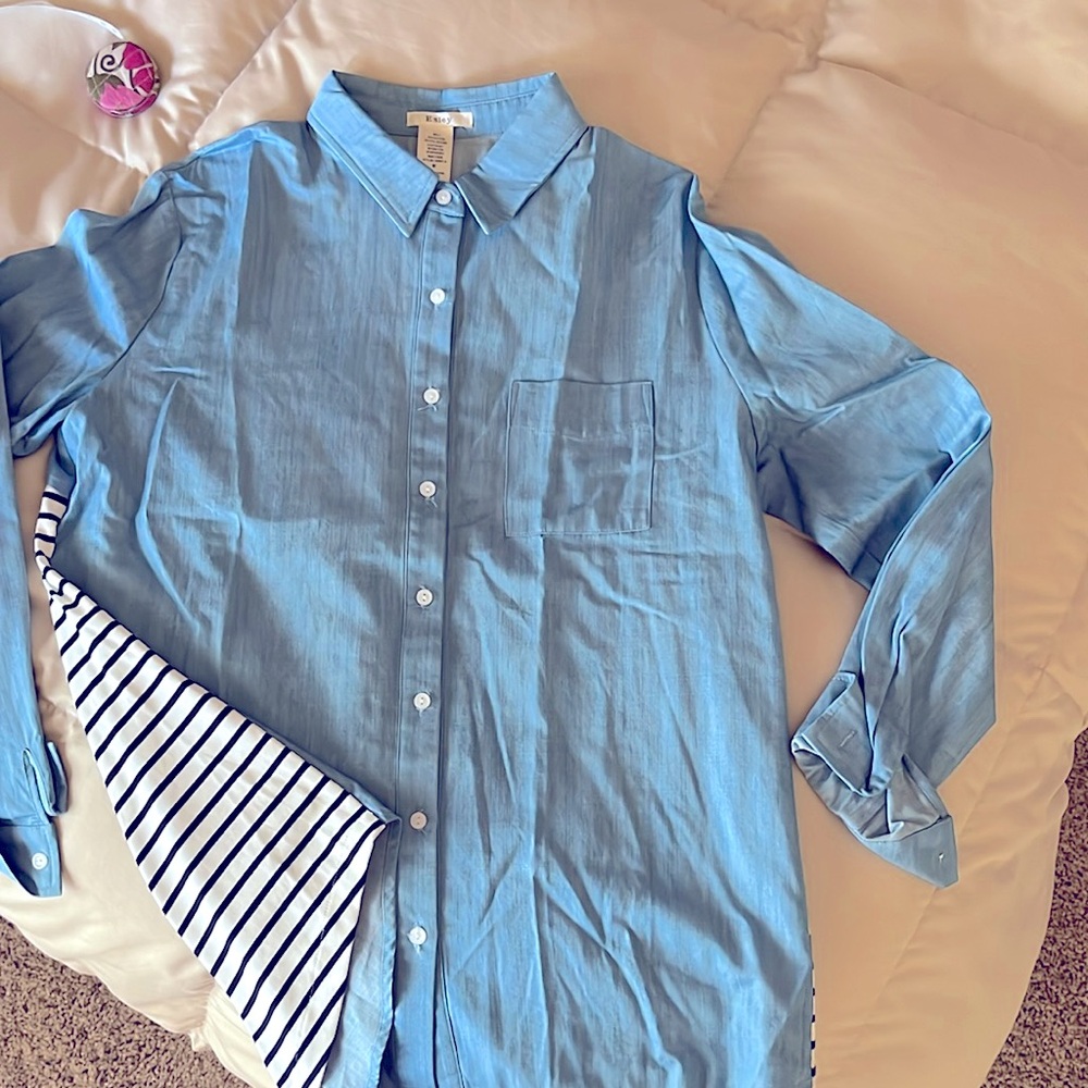 🇺🇸 Chambray button down with contrasting stripe back panel size medium